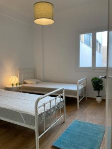 Postel nebo postele na pokoji v ubytování Great Apartment with Terrace in Central Athens