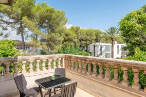 a patio with a table and chairs on a balcony at Lago y Playa in Port d'Alcudia
