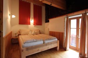 Tempat tidur dalam kamar di Ferienwohnungen Haus Waldwinkel