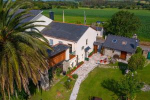 an aerial view of a house with a palm tree at Vivienda Vacacional Casa Fidel in Campas