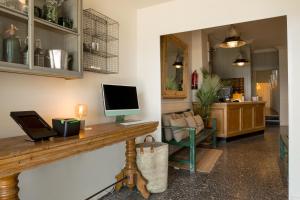 a living room with a desk with a computer on it at Hostal Olga in Sant Antoni de Calonge