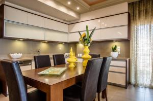 Fotografie z fotogalerie ubytování White Crystal Beachfront Apartment v destinaci Goúrnai