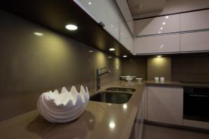 Kuchyň nebo kuchyňský kout v ubytování White Crystal Beachfront Apartment