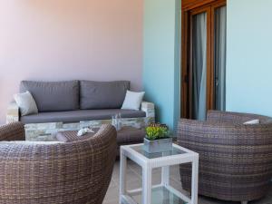 Posezení v ubytování White Crystal Beachfront Apartment