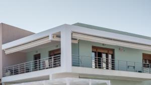 Balkón nebo terasa v ubytování White Crystal Beachfront Apartment