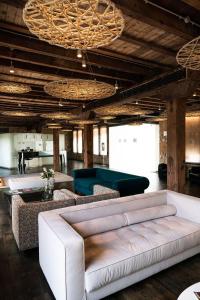 A seating area at Hotel AF Pesquera Még 37 kép