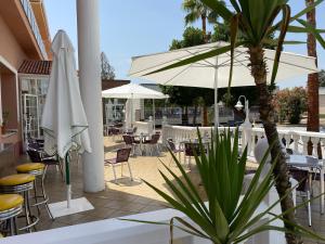 A restaurant or other place to eat at Hotel Don Juan