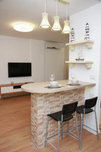 een keuken met een tafel en stoelen in een kamer bij Apartments4you Betti in Bat Yam
