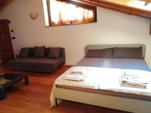 una camera con letto e divano di Mansarda Chanoux CIR n 0027 a Châtillon