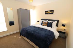 una camera da letto con un grande letto con cuscini sopra di The Retreat - IH21ALL - APARTMENT 6 a Thornaby on Tees