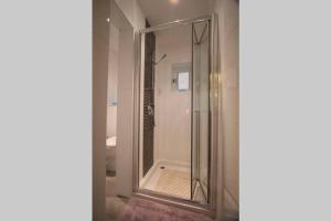 A bathroom at Valletta-Central duplex maisonette