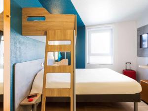 a bunk bed in a small room with a bunk bed at ibis budget Bordeaux Centre - Gare Saint Jean in Bordeaux