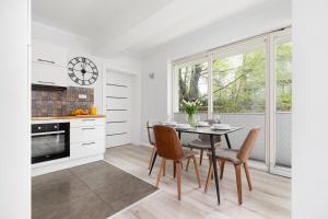 kuchnia i jadalnia ze stołem i krzesłami w obiekcie Stara Polana Apartamenty & Spa Zakopane by Renters Prestige w Zakopanem +40 zdjęć