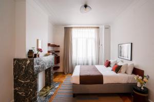 een hotelkamer met een bed en een open haard bij Smartflats Design - Esplanade in Brussel