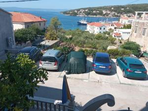 eine Gruppe von Autos, die auf einem Parkplatz geparkt sind in der Unterkunft Vila Anita in Sumartin