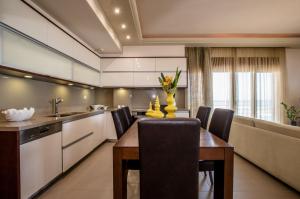 Kuchyň nebo kuchyňský kout v ubytování White Crystal Beachfront Apartment