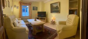 a living room with a couch and chairs and a table at Ferienwohnung am Markt in Monschau