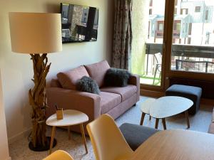 - un salon avec un canapé et une table dans l'établissement Tignes duplex 8-10 p avec parking, à Tignes