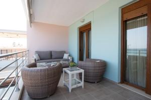 Balkón nebo terasa v ubytování White Crystal Beachfront Apartment