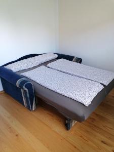 2 Betten auf einem Holzboden in der Unterkunft Ferienhaus am Rand von Berlin - keine Monteursunterkunft in Schönefeld