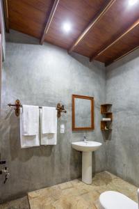 y baño con lavabo, aseo y toallas. en Villa Carla en Balapitiya