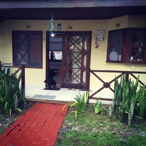 En have udenfor Casa na praia de maresias em condomínio com piscina aquecida na av principal de maresias