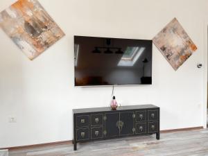 TV a/nebo společenská místnost v ubytování FeWo mit Balkon direkt am Wald und Wanderweg Ruhe pur 2 OG