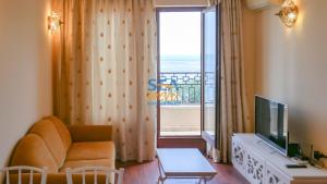 A television and/or entertainment centre at Sea View Rental Front Beach