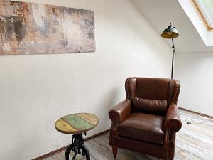 Posezení v ubytování FeWo mit Balkon direkt am Wald und Wanderweg Ruhe pur 2 OG