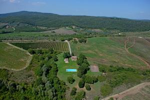 une vue aérienne sur une ferme avec un champ et des arbres dans l'établissement Castello di Modanella, à Rapolano Terme