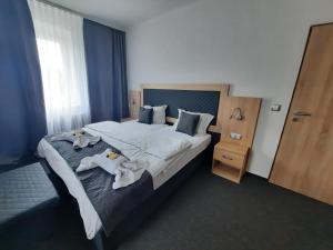 Postel nebo postele na pokoji v ubytování Hotel Červenohorské sedlo