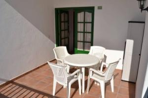 einen weißen Tisch und Stühle in einem Zimmer in der Unterkunft CASA NORI - Apartamento a 4 minutos de la playa in Tías