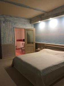 - une chambre avec un grand lit et une salle de bains dans l'établissement Yacht Club Yalta, à Yalta