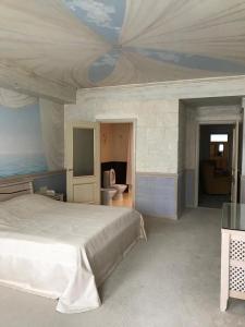 una camera con un grande letto e un bagno di Yacht Club Yalta a Jalta