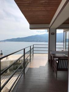 balcone con tavolo e vista sull'oceano di Yacht Club Yalta a Jalta