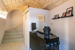 um escritório doméstico com um vaso sobre uma secretária em Moronero em Ragusa