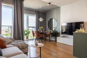 - un salon avec un canapé et une table dans l'établissement Choya Apartments, à Poznań