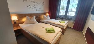 Postel nebo postele na pokoji v ubytování Hotel Wettiner Hof