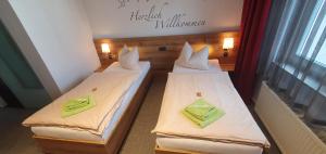 Postel nebo postele na pokoji v ubytování Hotel Wettiner Hof