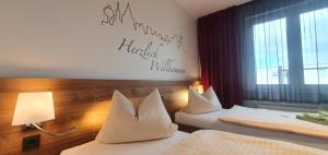 Postel nebo postele na pokoji v ubytování Hotel Wettiner Hof