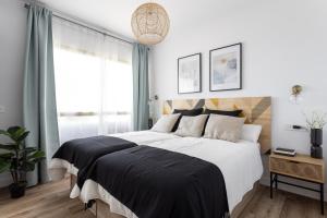 A bed or beds in a room at OleHolidays 644 Romana Playa Vista Panorámica Mar Még 24 kép