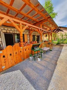 un pabellón de madera con mesa verde y bancos en Casa Bambus Sovata 2, en Sovata 11 fotos más