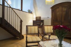 a room with a table and two chairs and a staircase at Hotel Altes Pfarrhaus Beaumarais in Saarlouis