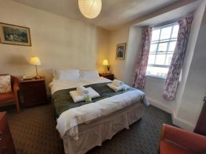 Un pat sau paturi într-o cameră la Lion Hotel Dulverton