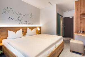 Postel nebo postele na pokoji v ubytování Hotel Wettiner Hof