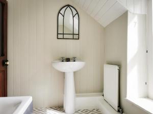 un bagno bianco con un lavandino e una finestra di Wellstone Cottages - Jasmine a Llanfyrnach Altre 59 foto