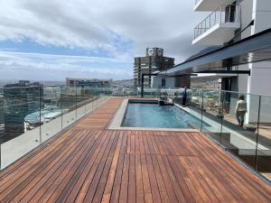 Un balcón con piscina en lo alto de un edificio. en Urban Elephant 16 On Bree, en Ciudad del Cabo