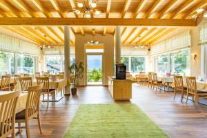 Reštaurácia alebo iné gastronomické zariadenie v ubytovaní Kinderhotel Lärchenhof