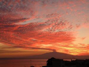 メーリト・ディ・ポルト・サルヴォにあるTerrazze sul Mare Melito Di Porto Salvoの山を背景に沈む夕日