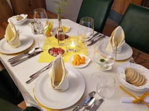 uma mesa com pratos de comida e copos de vinho em Natur Pur Hotel Unterpichl em Ultimo